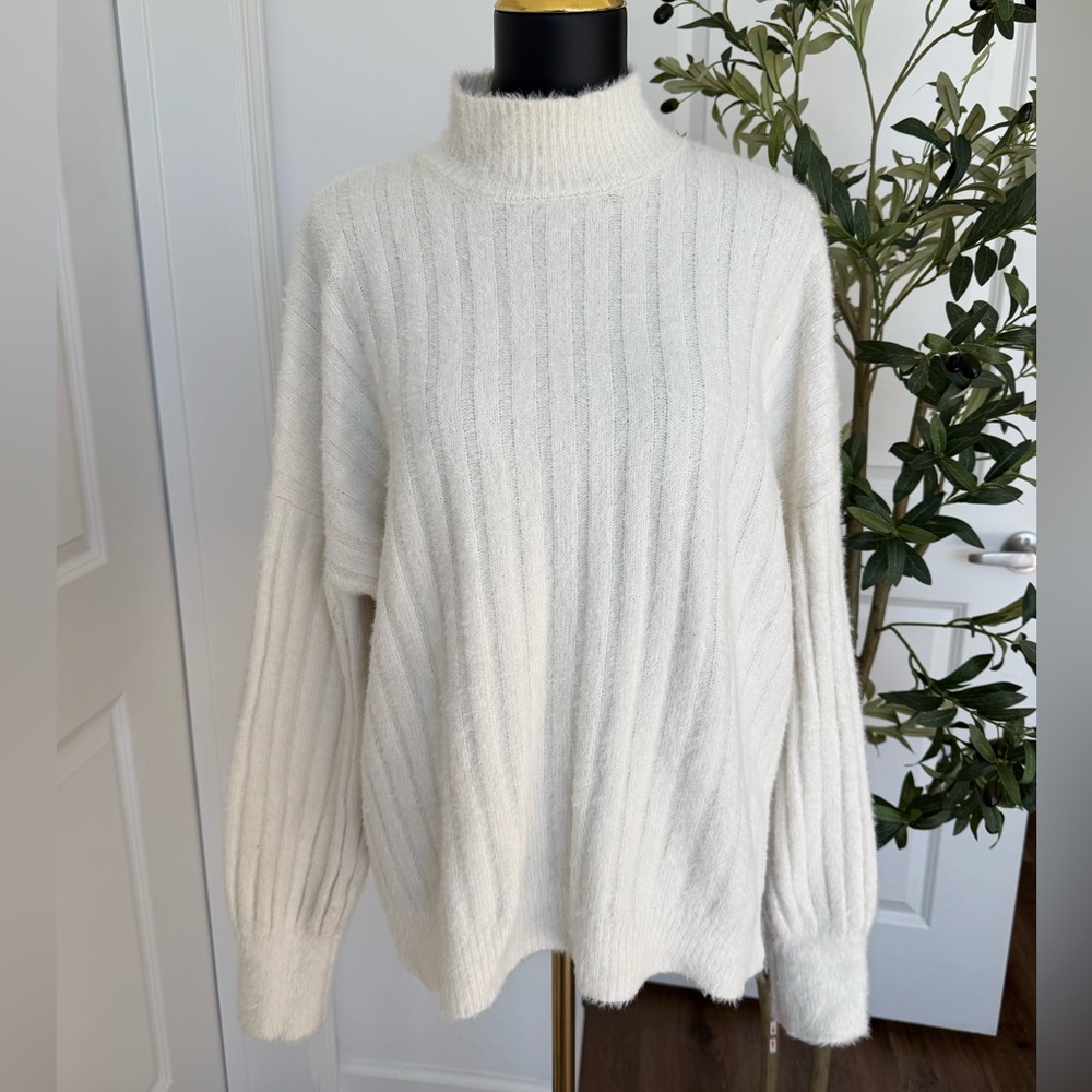 Jessica Simpson Cream Turtleneck Sweater‎